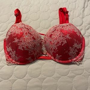 Victoria’s Secret red and cream  Lace Push Up Bra, 32 DD PRE LOVED , great condi